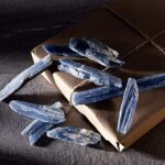 KALIFANO Kyanite Blade Bundle (500+ Carats) with Healing & Calming Effects – High Energy Reiki Crystal Used for Meditation and Tranquility (Information Card Included)