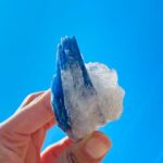 Apengshi 1pcs Blue Kyanite Raw Crystal 0.44-0.55lb Natural Crystal Healing Stones Rough Crystal Gemstones for Tumbling, Polishing, Home Decoration, Fish Tank Decoration DIY, Wicca Therapy