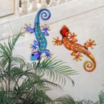 HONGLAND Metal Gecko Wall Decor – Outdoor Indoor Lizard Art Hanging Sculpture, 15 Inch Gecko Glass Decorations for Garden Fence Home(Blue&Orange) – Set of 2
